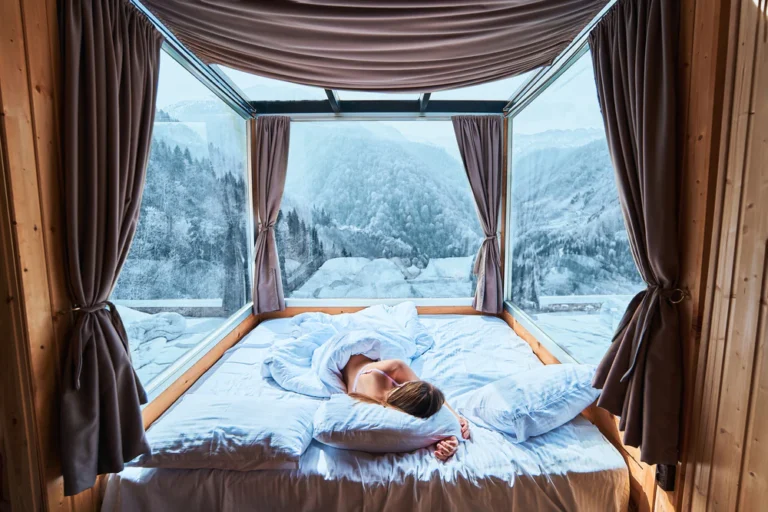 A Sleep Expert in the UK Explains How to Beat the Winter Blues at Bedtime